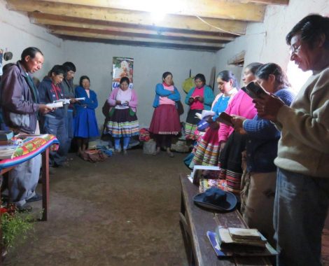 Cantan coros antes de empezar el estudio bíblico