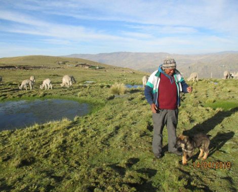 Lider, combina sus actividades cotidianas con la enseñanza de estudios bíblicos en su comunidad rural.