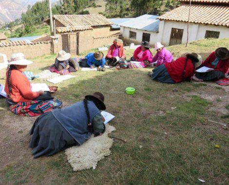 Mujeres trabajando en la comprensión lectora, se ayudan unas a otras.